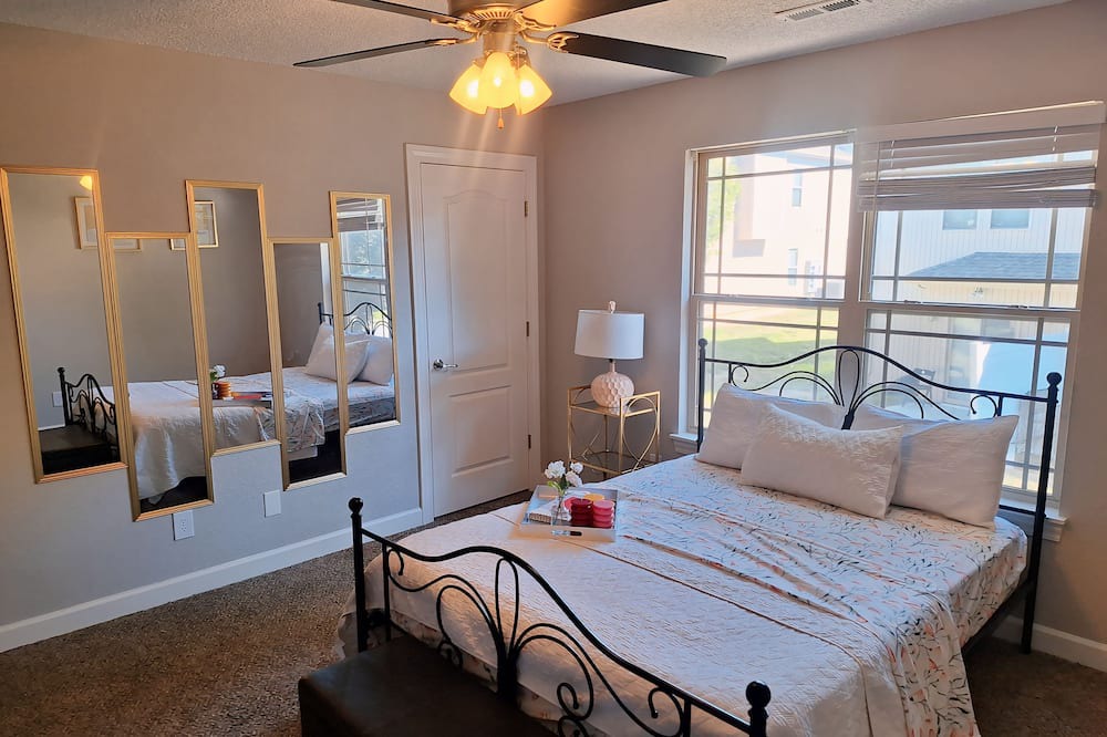 Kansas City House | Charming townhome with WiFi, AC, fitness room in fabulous Kansas City