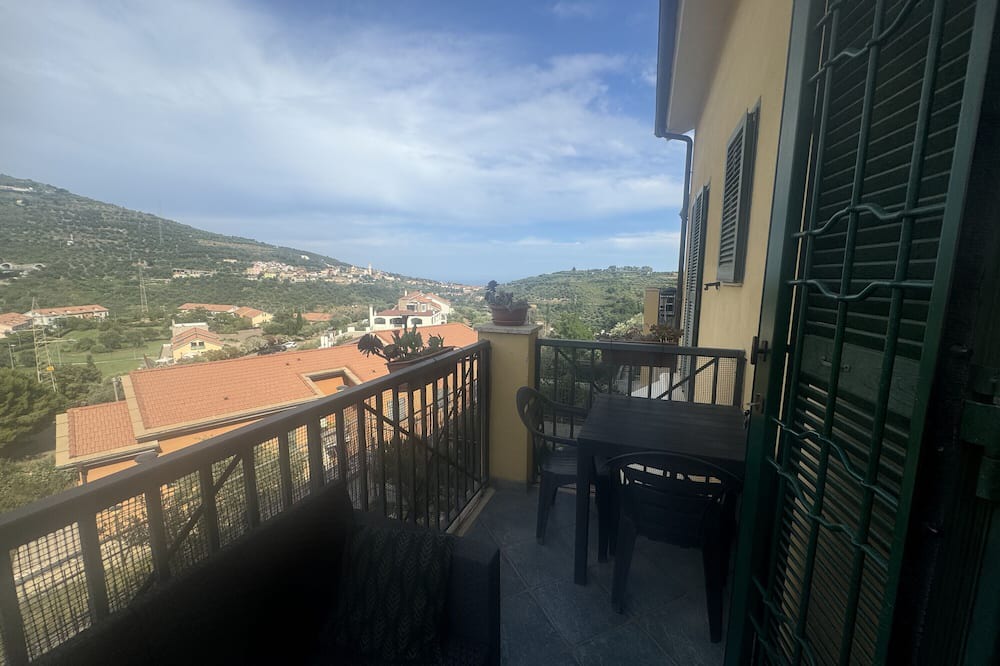 Castellaro Apartment | Apartment 'Family' with Private Terrace, Shared Garden and Wi-Fi