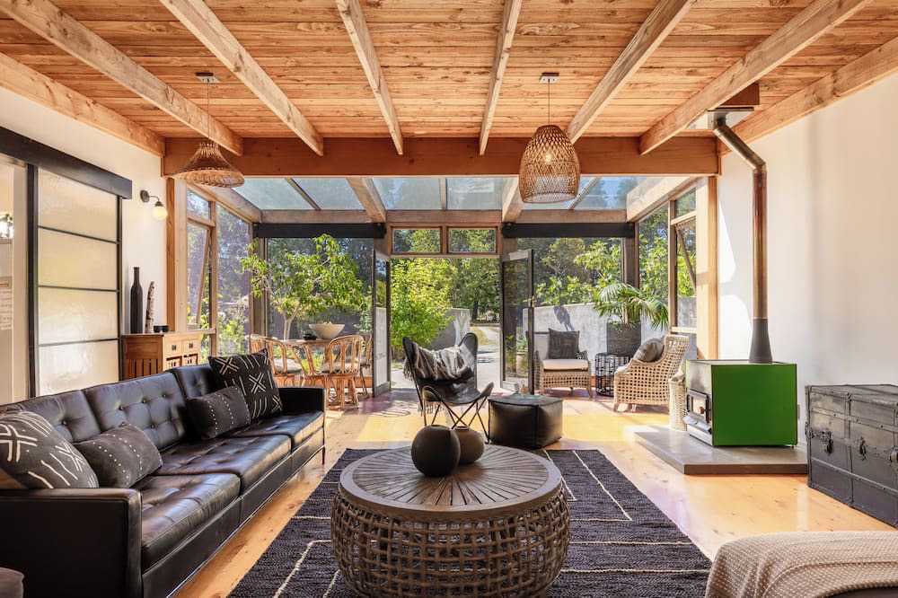 Brightwater House | Higgs Rest in Tasman - central location to national parks, dog friendly