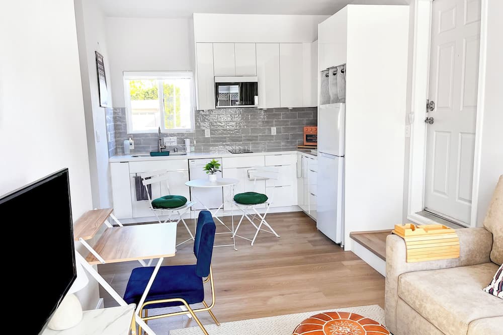 Valley View - Reed House | Modern 1Br/1B Guest Suite w/Kitchen, Laundry, AC/Heat, Living Room