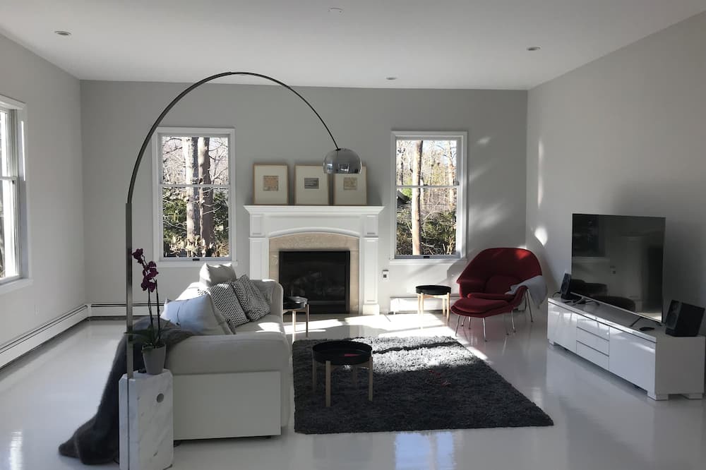 Long Island House | 4-bedroom house in cool Bellport with AC, WiFi, fitness room, 1.5 hrs from NYC