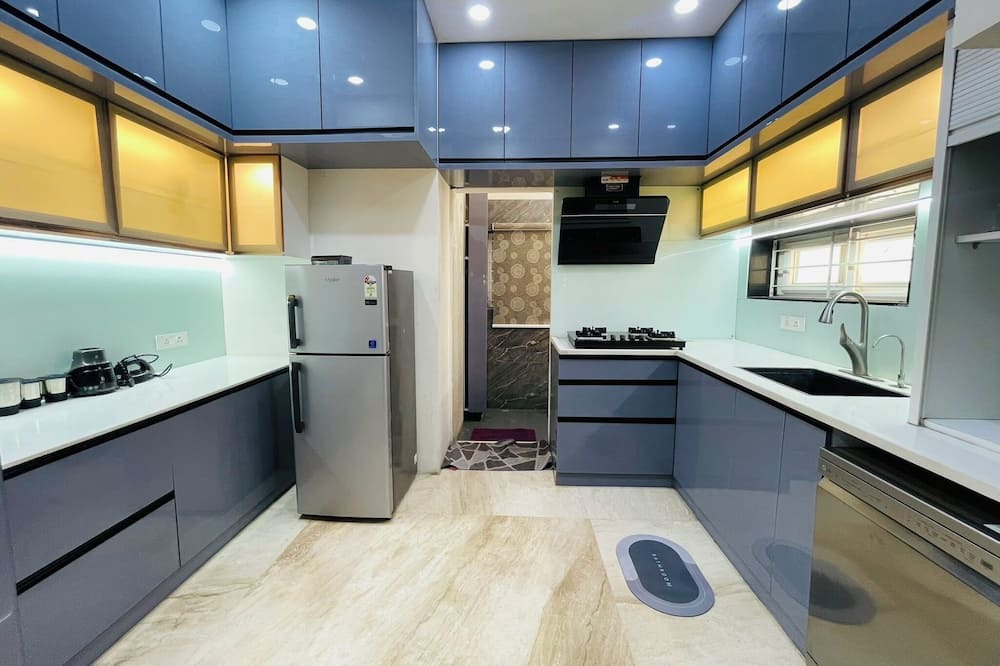 Chanda Nagar Apartment | Luxurious Garden-View Duplex in Hyderabad,4-bedroom with AC, WIFI