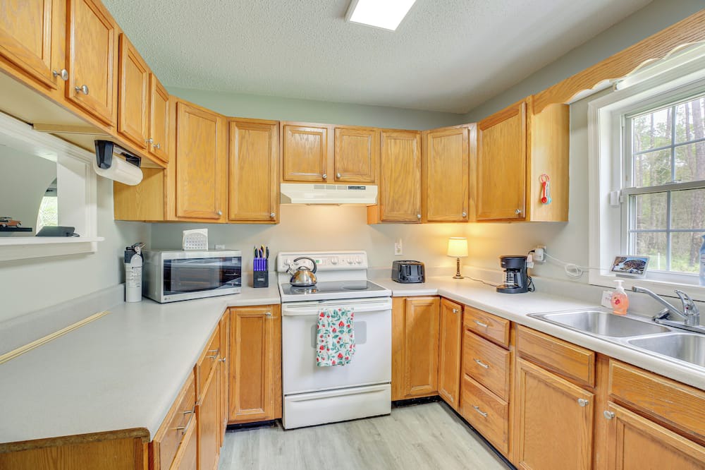 Little River House | Charming Little River House < 7 Mi to Beach!
