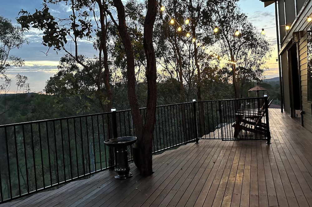 Kooralbyn Apartment | Self Check In, getaway with stunning views of Boomerang Lagoon and Mt Kooralbyn.