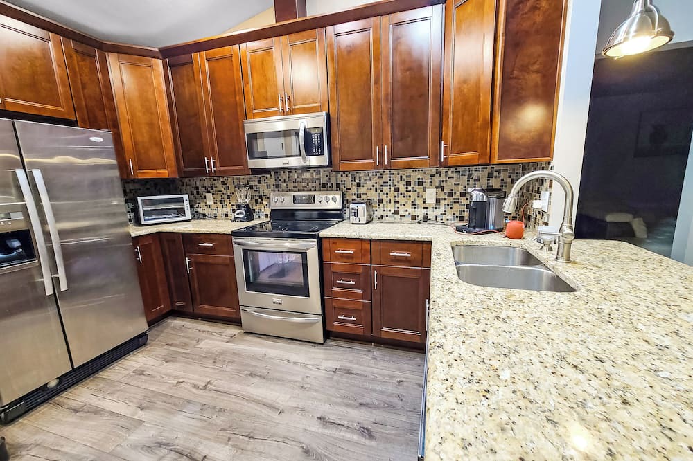 Country Place House | Tampa Haven for Healthcare Pros - Paris Room, with A/C & free WiFi