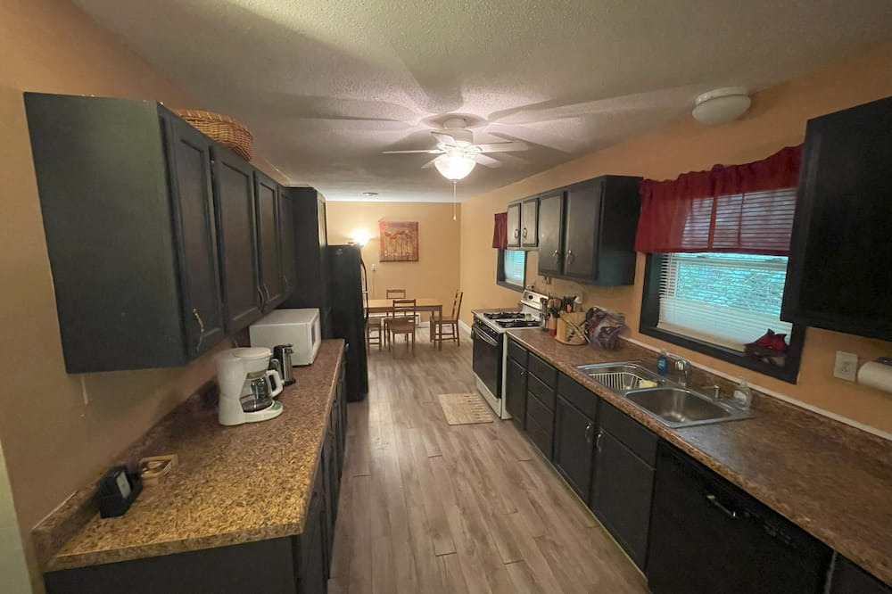Springfield Apartment | Scenic lower level 1-bedroom apartment in wonderful Springfield with WiFi, AC