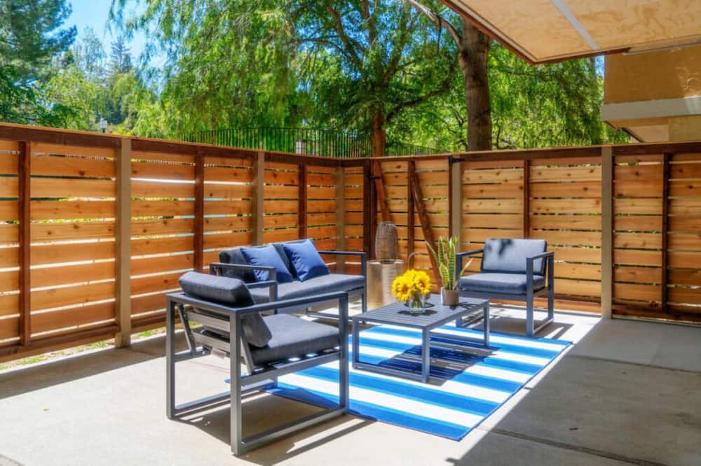 University Heights Condo | Sharon Green: Modern 2BR Condo