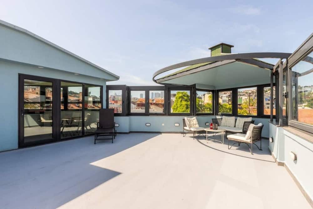 Ortakoy Apartment | This apartment is a 2 bedroom(s), 2 bathrooms, located in Beşiktaş, İstanbul.