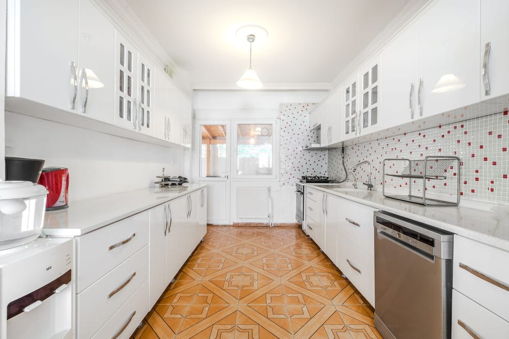 Urla Apartment | Seaview House w Balcony and Shared Garden