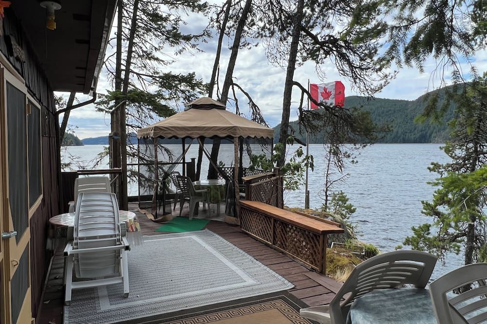 Sliammon Cabin | Cozy Cabin on Powell Lake - Panoramic Views -