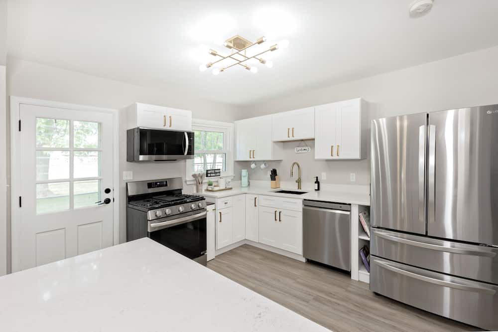 Euclid House | Modern Updated Ranch 15 min to Downtown & Hospitals