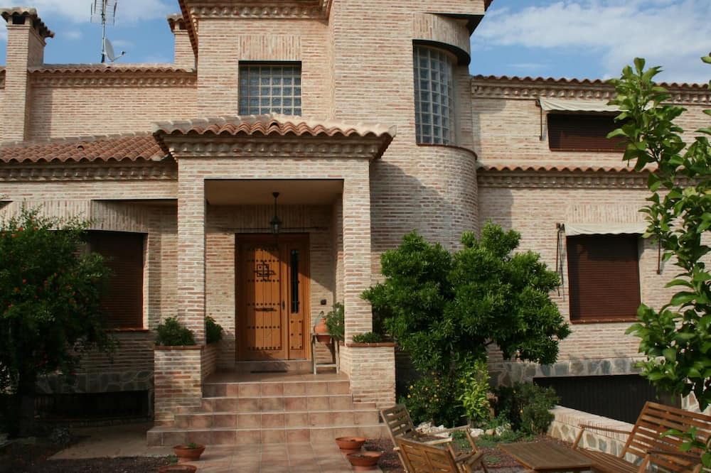 Olias del Rey House | Country House 'El Retiro De Toledo' with Private Pool, Wi-Fi and Air Conditioning