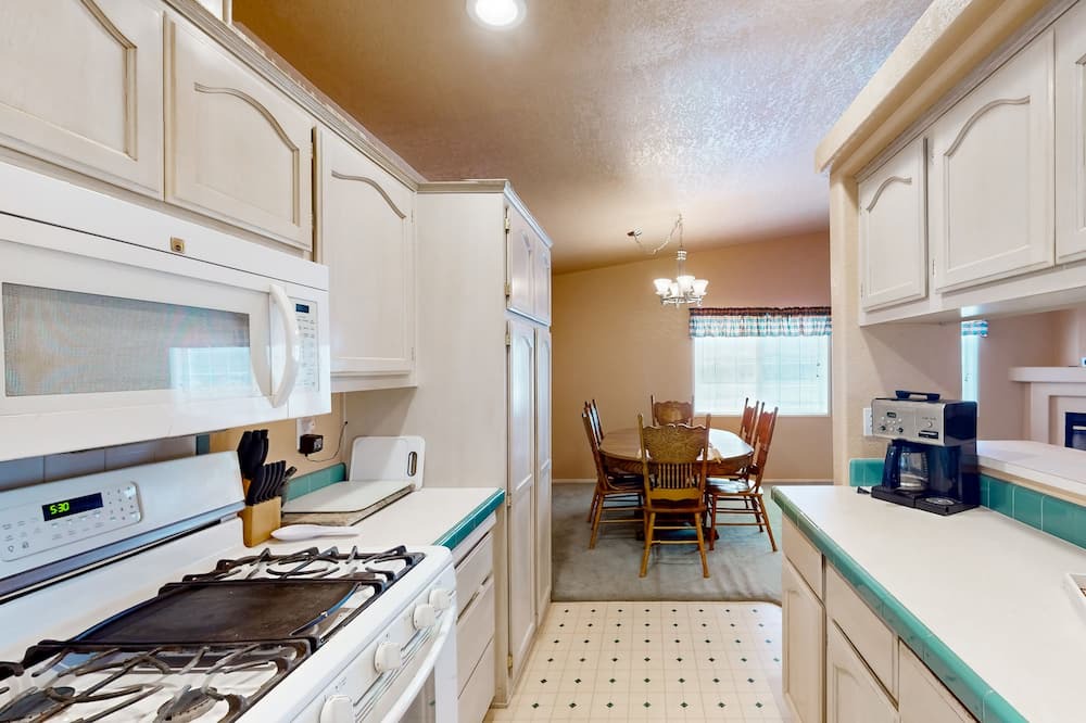 Meadview House | 3bd, dog-friendly home with central AC
