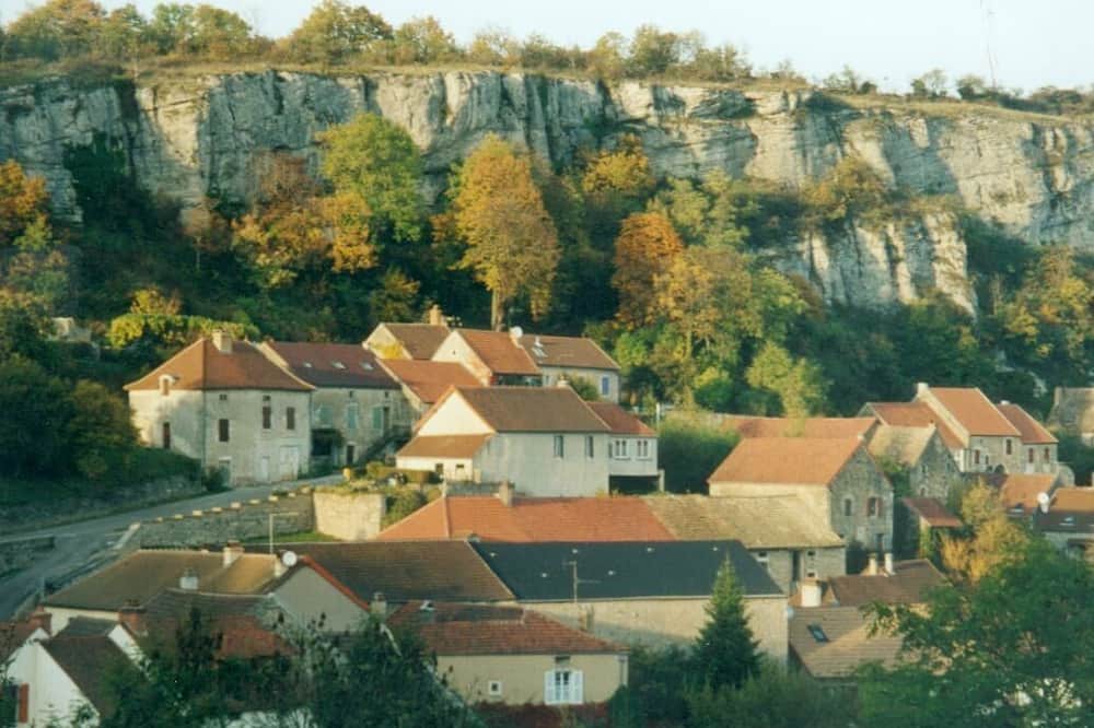 Baubigny Other | Tastefully renovated Farmhouse in Burgundy village; 4 bedrooms, secure garden.
