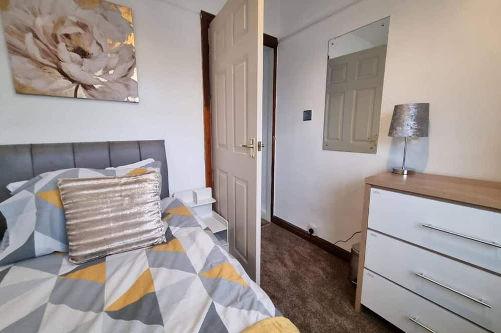 Droylsden House | 3 Bed Spacious House with Parking