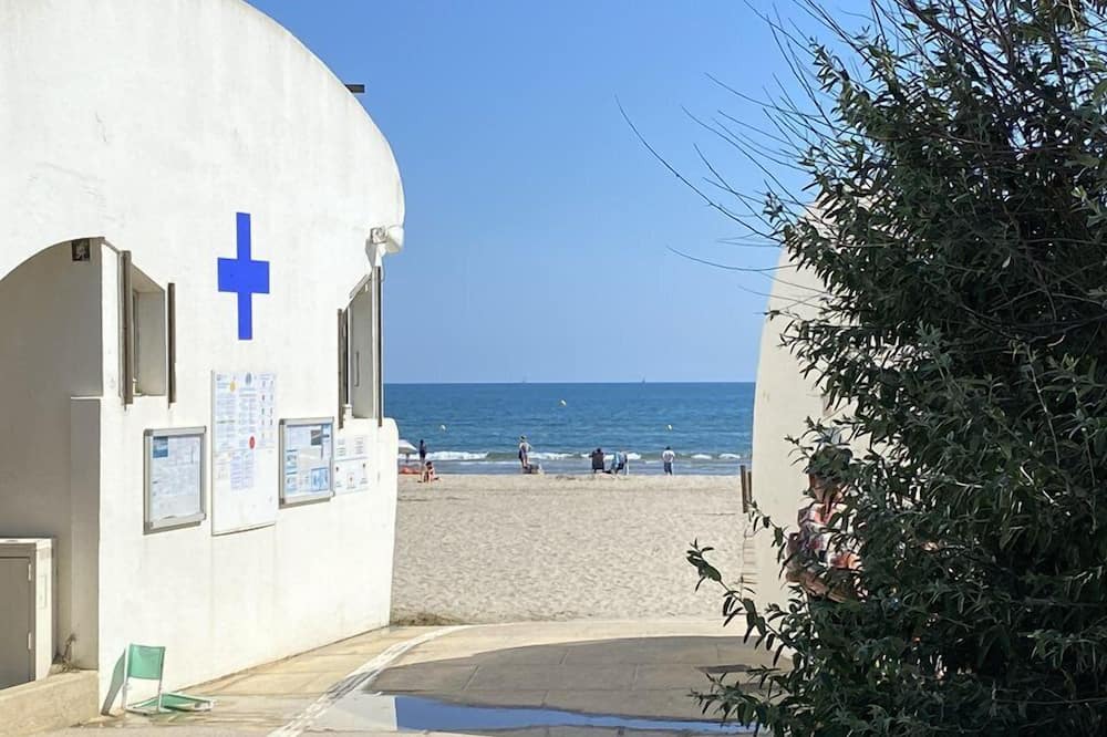 Le Grand Travers Apartment | Grand travers, T3, Air-conditioned, Parking, Beach 150m.