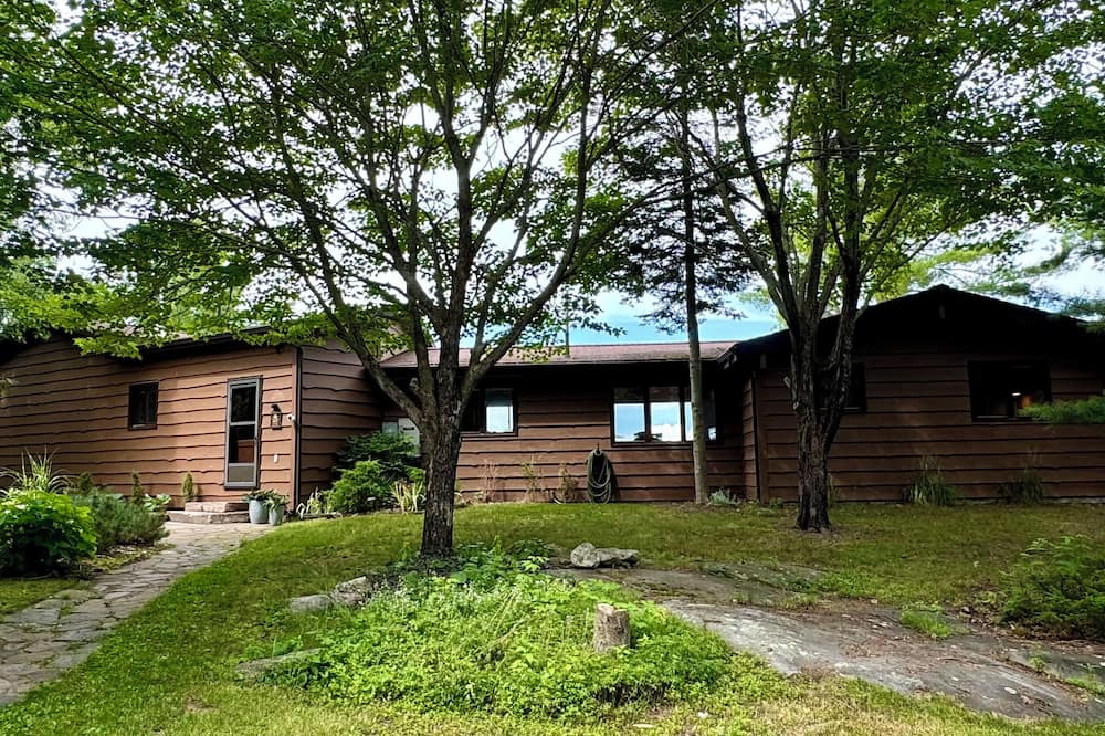 The Archipelago Cottage | Beautiful lakefront Georgian Bay Cottage in Pointe Au Baril, Family friendly