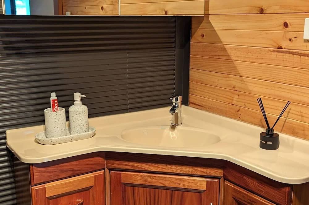 Grindelwald Cottage | A comfortable and charming granny flat in Swiss village of Tasmania.