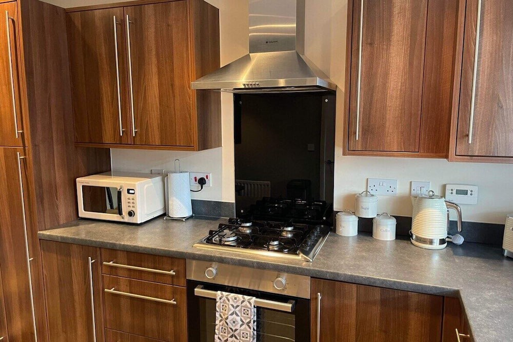 Ewloe House | Hawarden/Semi-detached/Corporate friendly/Drive