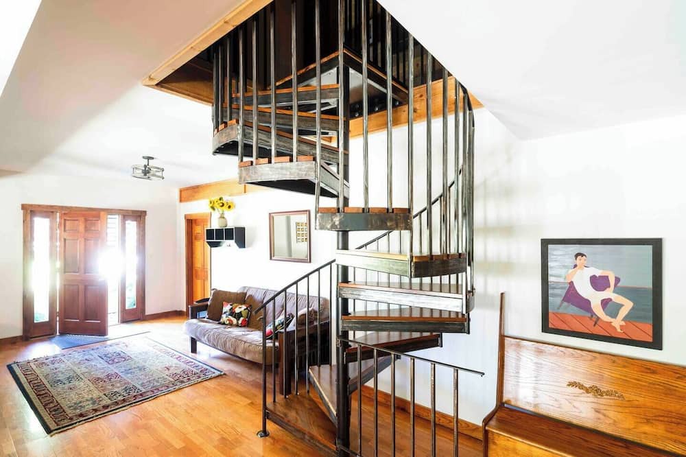 Pomona Cabin | This cabin is a 5 bedroom(s), 3 bathrooms, located in Pomona, IL.