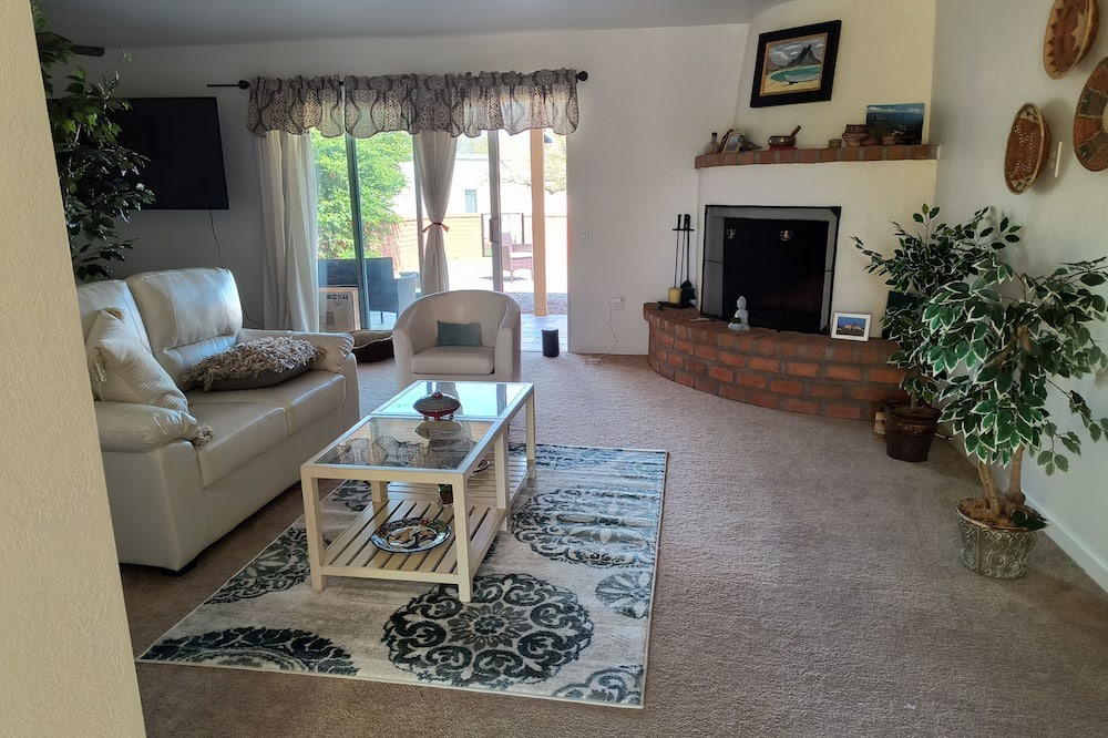 Green Valley Country Club Estates House | Single garage townhome in Green Valley with Green Valley rec access. Pets ok