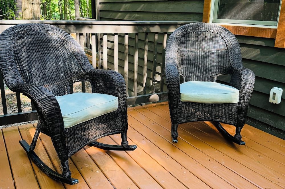 Birch Run Township Cabin | Unit 5 Secluded Woodsy Cabin Retreat with Modern Comforts Near Frankenmuth