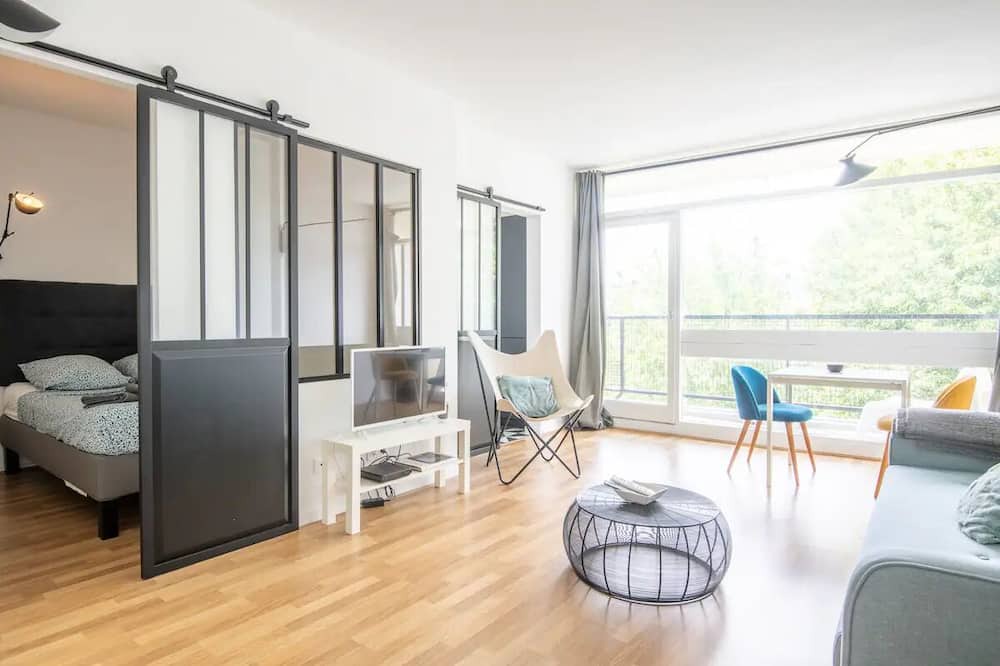 Croix Apartment | Standing apartment lift balcony garden view