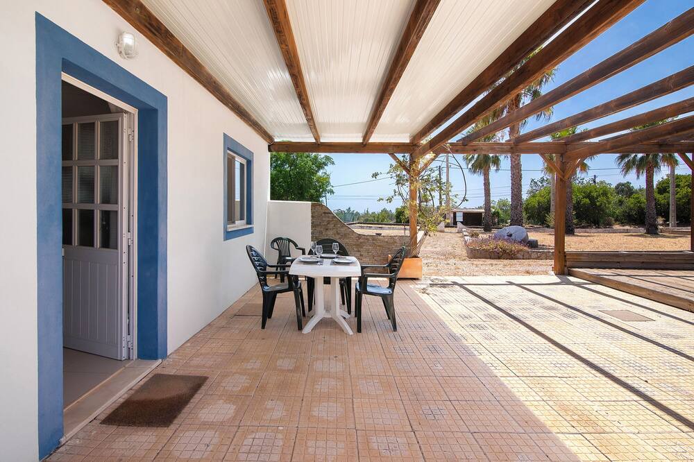 Colmeal House | Holiday Home 'Medronhal Faro' with Mountain View, Wi-Fi and Air Conditioning