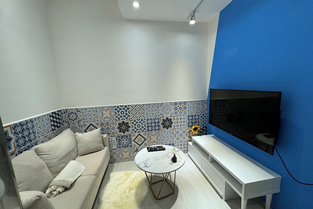 Zhongzheng Apartment | Right Above Metro CKS Memorial Hall, Centeral Getaway 2B