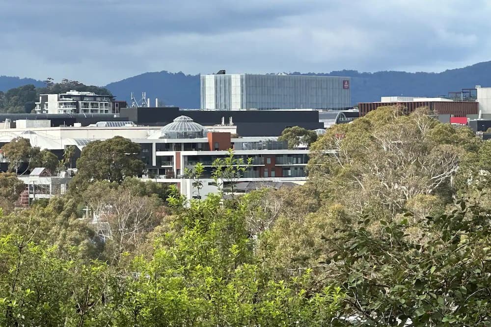 Ringwood House | Architect designed large 3/4 bedroom home in a private court close to Eastland