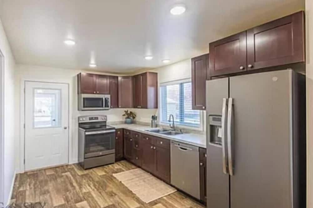 Townsend House | Fishing Cottage- 10 minutes to Canyon Ferry Lake. Family and Pet Friendly