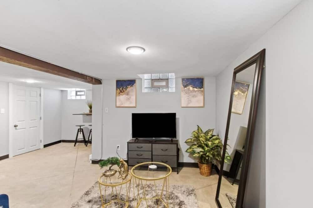 Greenfield Apartment | Entire rental unit in Milwaukee, Wisconsin