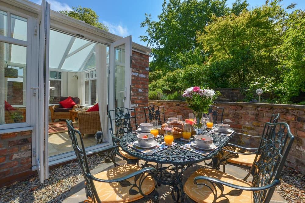 Huggate Cottage | Delightful holiday home in pretty village high in the stunning Yorkshire Wolds