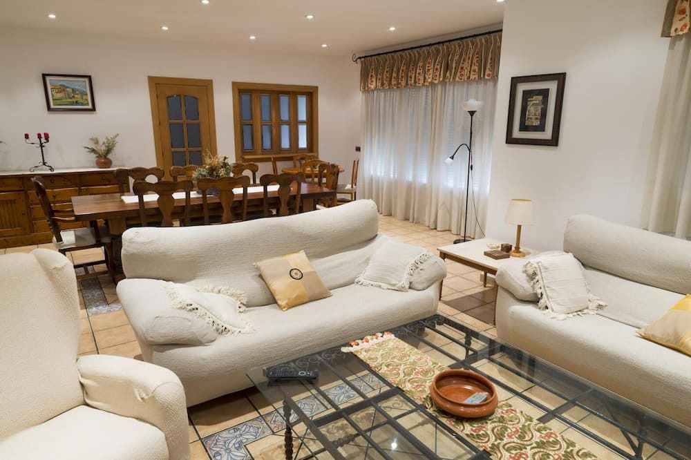 Nieva House | Holiday Home 'El Nogal De Nieva' with Private Pool, Private Terrace and Wi-Fi