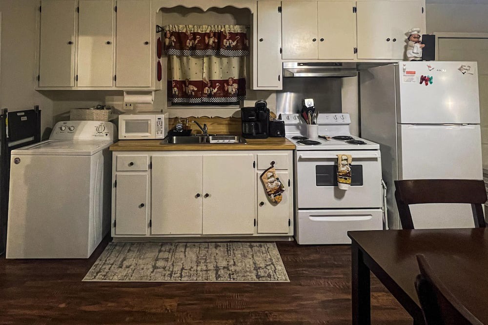 Lake Charles House | Cozy Cajun Cabin Quiet Retreat on the Bayou 1B 1B