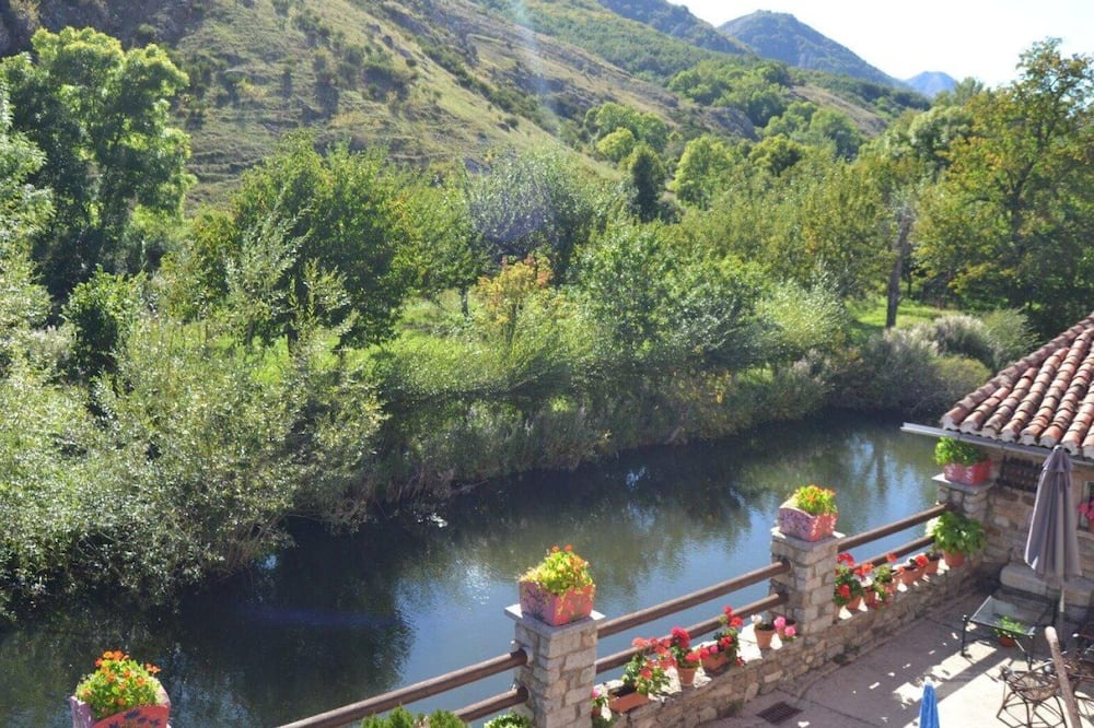 La Pola de Gordon House | Holiday Home 'La Cuadra CASA' with Mountain View, Private Terrace and Wi-Fi