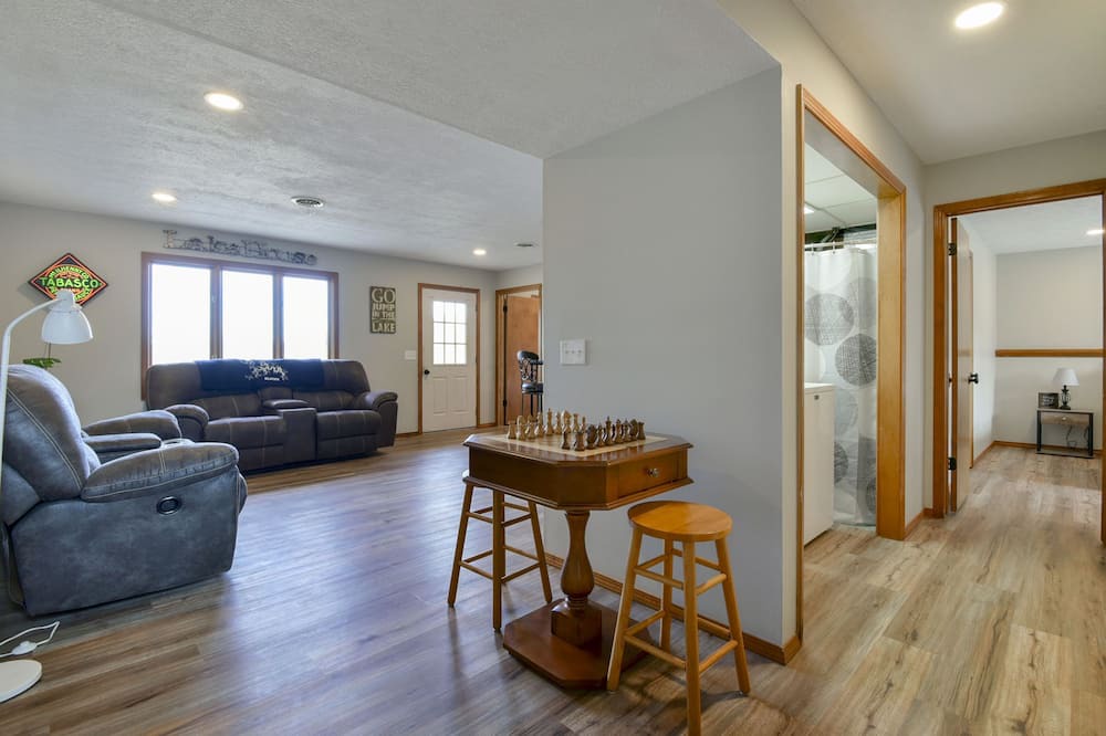 Shell Knob House | Walking distance to swim beach, boat launch, marina & restaurant! Space for 9!
