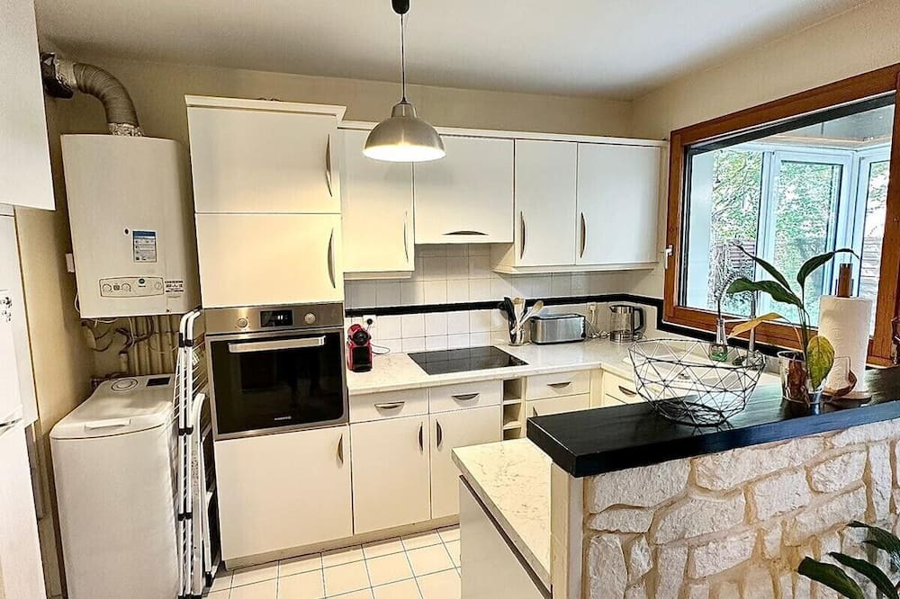 Les Aunettes Apartment | Cosy apartment with garden and parking, close to Paris
