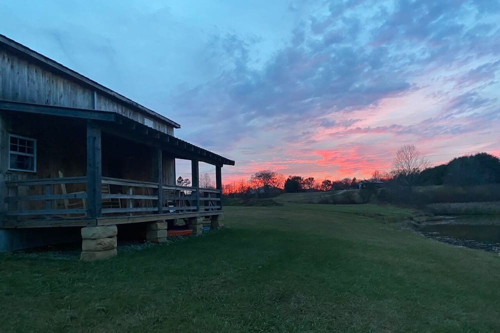 Jamestown Cabin | Cozy 2-bedroom cabin with WiFi, AC in welcoming Jamestown