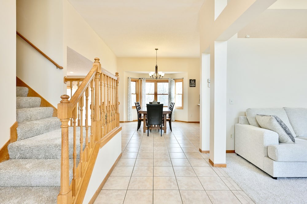 Woodbury House | Spacious Private Retreat Near Minneapolis & River!