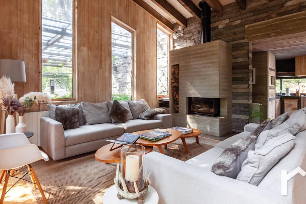 Valle de Bravo House | Modern, Cozy House integrated into the Forest