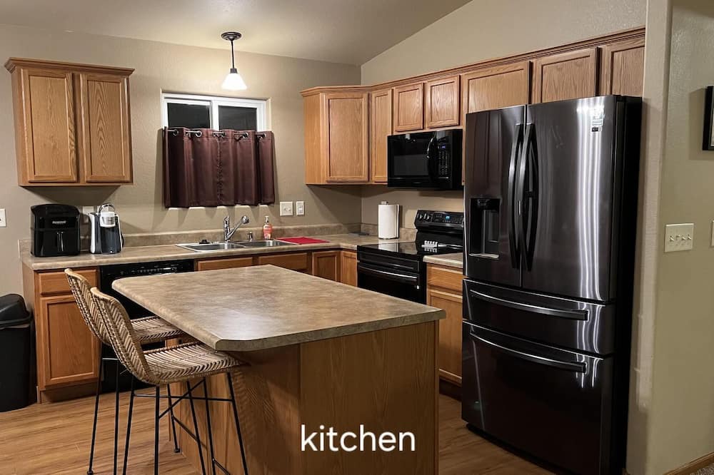 Box Elder House | Clean & spacious home perfect for families! 10 minutes from Rapid City!