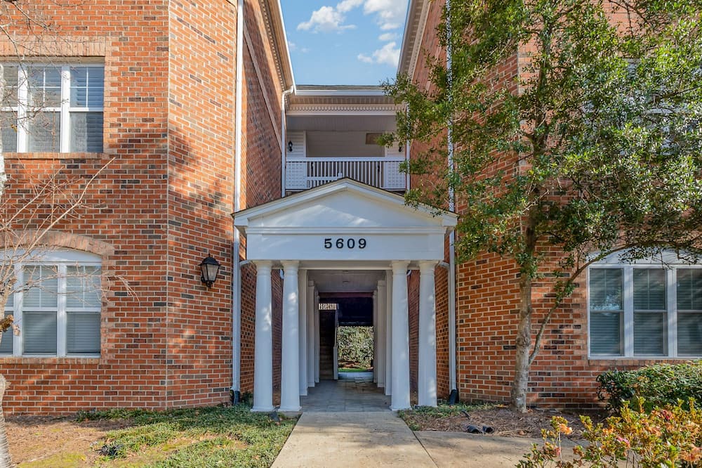 SouthPark Condo | Sleek & Stylish Condo in Southpark