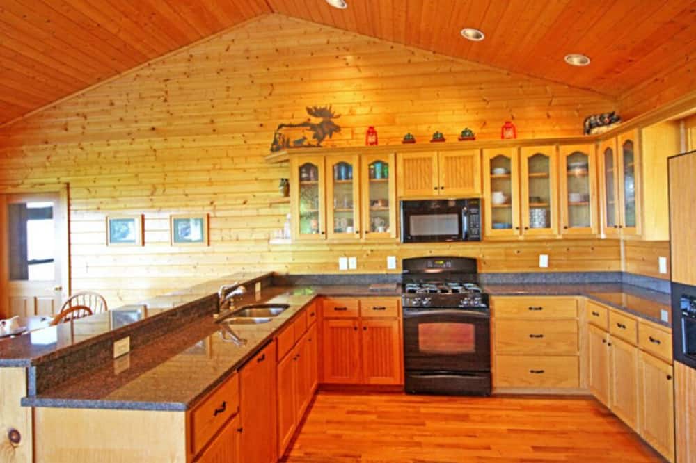 Tate Cabin | Cozy cabin on Amicalola Mountain with magnificent views!