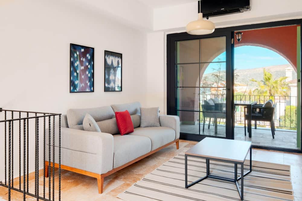 Alacati Apartment | Luxury Flat w Balcony and Shared Pool in Alacati