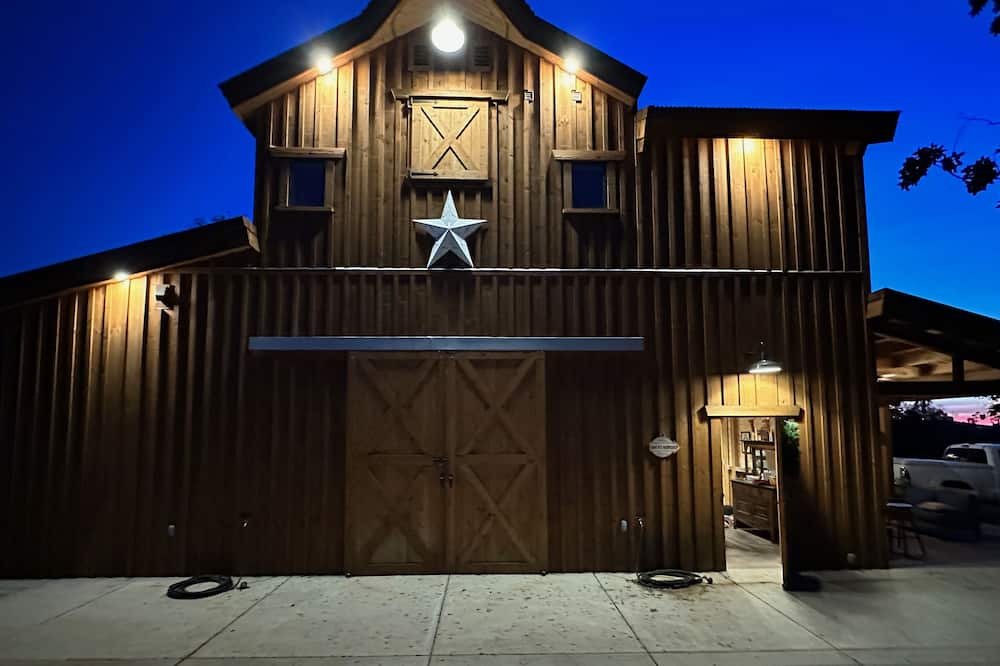 Coarsegold House | Modern Barn Retreat near Yosemite on a working cattle ranch. Pet Friendly.