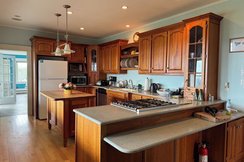 Lawrencetown House | Amazing ocean view , Private access to beach 🏖️.