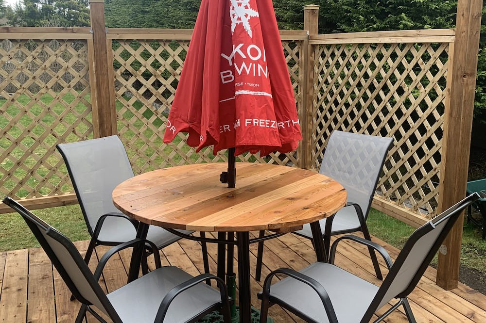 Port Hardy Apartment | Crazy Crow B & B , Private deck, short walk to ocean, near restaurants /shopping