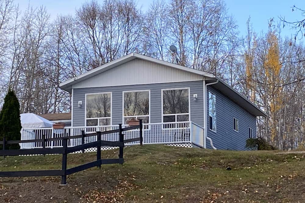 Central Alberta Cottage | 4 Season Cabin at Beautiful North Buck Lake!