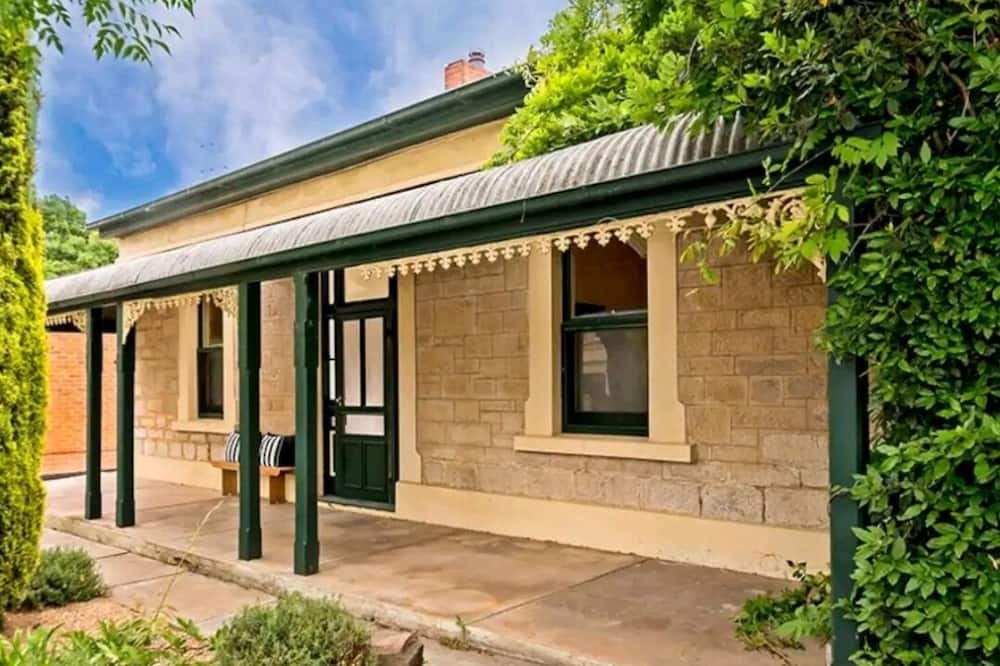 Angaston House | Chilli's Cottage: Entire pet friendly home in the Barossa Valley